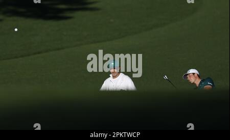 Augusta, Usa. 09. April 2023. Viktor Holland schlägt in der letzten Runde des 87. Masters Turniers im Augusta National Golf Club in Augusta, Georgia, am Sonntag, den 9. April 2023 auf das 15. Green. Foto: John Angelillo/UPI Credit: UPI/Alamy Live News Stockfoto