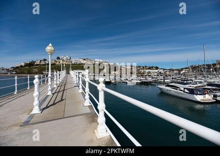 Torquay Pier und Hafen an einem sonnigen Frühlingstag in der Gegend von Torbay, England. Torquay, Devon, Großbritannien - 07.04.2023 Stockfoto