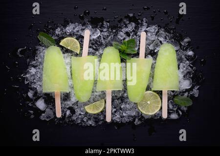 Hausgemachte Popsicles mit Limettensaft und Minze, Mojito-Fruchteis Stockfoto