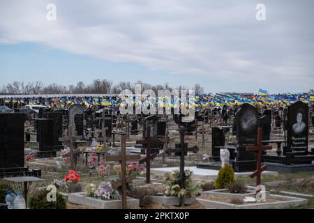 Allgemeiner Blick auf frische Soldatengräber mit ukrainischen Flaggen auf einem der Friedhöfe in Charkiv. Jeden Tag werden aufgrund der russischen Invasion der Ukraine mehrere hundert Ukrainer getötet. Stockfoto