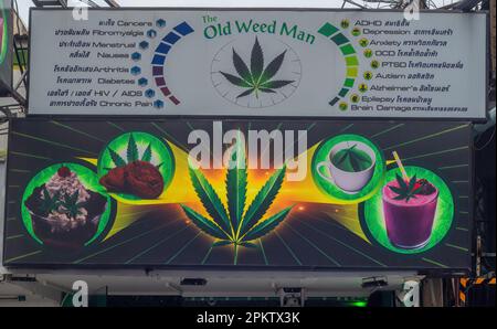 Pattaya, Thailand - Oktober 16,2022: Walking Street Ein Unkrautladen wirbt mit einem großen, bunten Schild für die angeblich Vorteile von Marihuana. Stockfoto