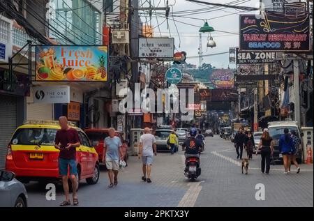 Pattaya, Thailand - 16,2022. Oktober: Walking Street Dies ist das beliebte Unterhaltungsviertel tagsüber mit einigen Leuten und Verkehr. Stockfoto