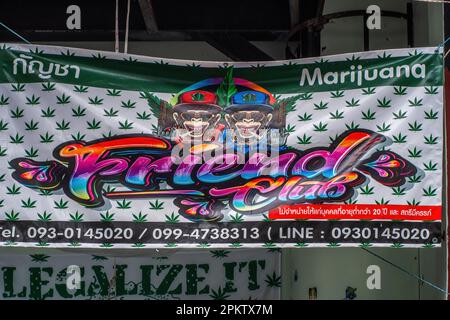 Pattaya, Thailand - Oktober 16,2022: Walking Street Dies ist das bunte Banner des Weed Club Friend Club, der Cannabis und Marjiunana verkauft. Stockfoto