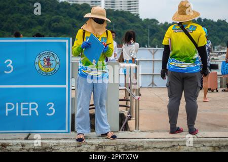 Pattaya, Thailand - Oktober 16,2022: Bali Hai zwei Promoter bunte T-Shirts warteten auf Touristen, die sie auf ein Schnellboot setzten. Stockfoto