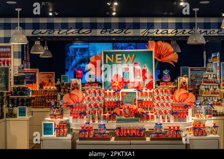 Pattaya, Thailand - Oktober 16,2022: Zweite Straße Dies ist die Werbung für einen kleinen Parfümerie im großen Einkaufszentrum Central Festival. Stockfoto