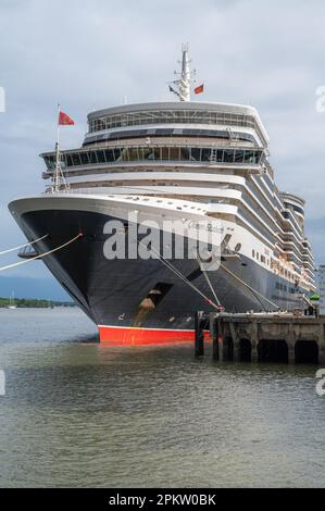 Die Cairns Port Authority Wharf verdeckt teilweise den Blick von vorne auf das angelegte Cunard Kreuzfahrtschiff Queen Elizabeth in Queensland, Australien. Stockfoto