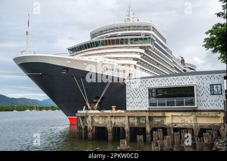 Ein Blick von vorne auf den angedockten Cunard Kreuzfahrtschiff Queen Elizabeth am Cairns Port Authority Wharf, Queensland, Australien. Stockfoto