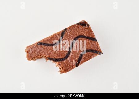 Halb gefressenes Stück Kuchen auf weißem Hintergrund Stockfoto