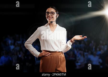 Motivationslautsprecher mit Headset, das auf der Bühne läuft Stockfoto