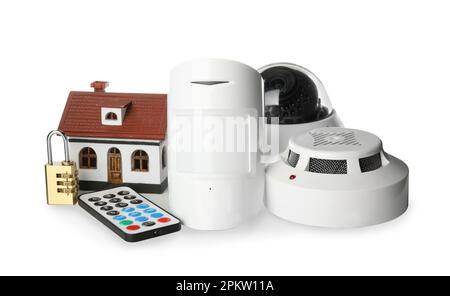 Hausmodell, CCTV-Kamera, Fernbedienung, Schloss, Rauch- und Bewegungsmelder auf weißem Hintergrund. Heim-Sicherheitssystem Stockfoto