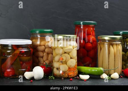Eingelegte Gemüsegläser auf grauem Hintergrund Stockfoto