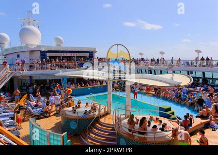 MIAMI, FLORIDA - 18. Dezember 2022: Royal Caribbean betreibt über 25 Schiffe und besitzt Celebrity Cruise Lines Stockfoto