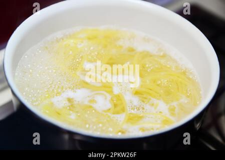 Pasta in Kochtopf auf dem Herd kochen, Nahaufnahme Stockfoto