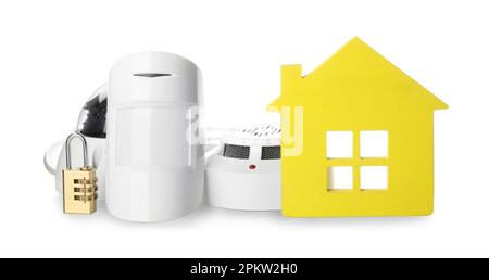 Hausmodell, CCTV-Kamera, Schloss-, Rauch- und Bewegungsmelder auf weißem Hintergrund. Heim-Sicherheitssystem Stockfoto