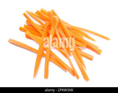 Ein Haufen köstlicher Karottenstäbchen, isoliert auf Weiß Stockfoto