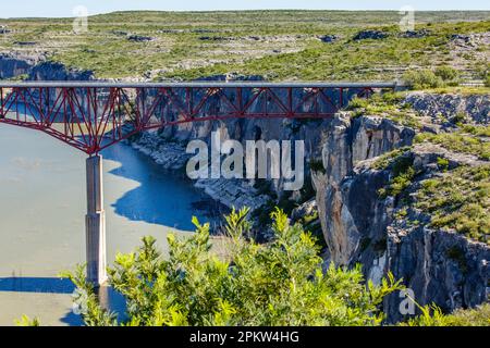 Die „hohe“ Brücke über den Pecos River westlich von Del Rio, Texas am Highway 90. Stockfoto