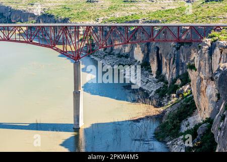 Dies wird als „hohe Brücke“ über den Pecos River auf der US90 westlich von Del Rio Texas bezeichnet. Ein sehr schöner Aussichtspunkt, um den Fluss und die Brücke zu sehen. Stockfoto