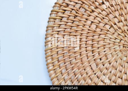 Nahaufnahme des Holzpolsters für warme Gerichte isoliert auf weißem Hintergrund Stockfoto