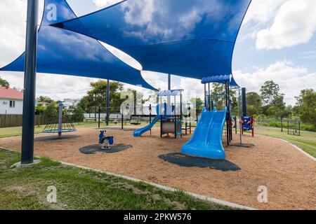 Kinderspielplatz mit schattigen Segeln. Leeds Spielplatz, Kookaburra Park, Rocklea, Queensland Stockfoto