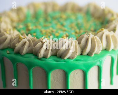 studiofoto von grüner Pistazien-Frost-Tasse Kuchen Stockfoto