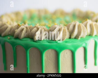 studiofoto von grüner Pistazien-Frost-Tasse Kuchen Stockfoto