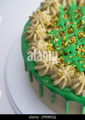 studiofoto von grüner Pistazien-Frost-Tasse Kuchen Stockfoto