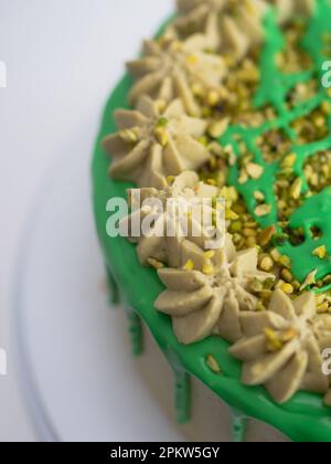 studiofoto von grüner Pistazien-Frost-Tasse Kuchen Stockfoto