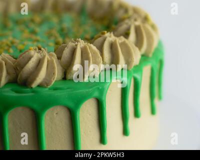 studiofoto von grüner Pistazien-Frost-Tasse Kuchen Stockfoto