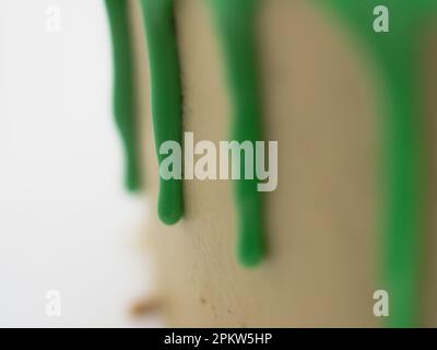 studiofoto von grüner Pistazien-Frost-Tasse Kuchen Stockfoto