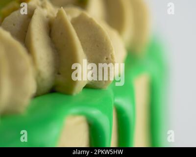 studiofoto von grüner Pistazien-Frost-Tasse Kuchen Stockfoto