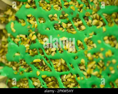 studiofoto von grüner Pistazien-Frost-Tasse Kuchen Stockfoto