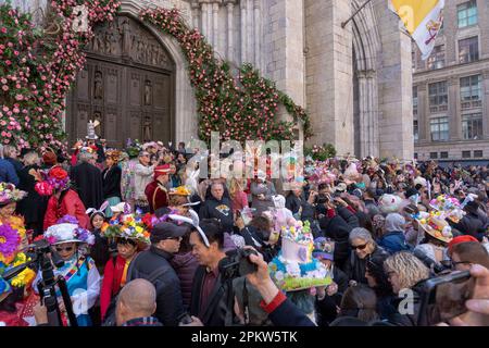 New York, Usa. 09. April 2023. NEW YORK, NEW YORK - 09. APRIL: Menschen mit Kostümen und üppig dekorierten Hüten drängen sich auf den Stufen der St. Patrick's Cathedral während der Osterparade und des Bonnet Festivals 2023 am Ostersonntag, 9. April 2023 in New York City. Kredit: Ron Adar/Alamy Live News Kredit: Ron Adar/Alamy Live News Stockfoto