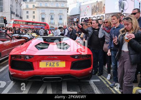 London, Großbritannien. 9. April 2023. Die Besucher des West End genossen die wärmeren Temperaturen, bevor der Regen am Montag wiederkehren wird, während ein Supersporttreffen stattfindet und eine Eislaufveranstaltung zu Ostern durch den Piccadilly Circus geführt wird, der Menschenmassen anzieht. Kredit: Elfte Stunde Fotografie/Alamy Live News Stockfoto