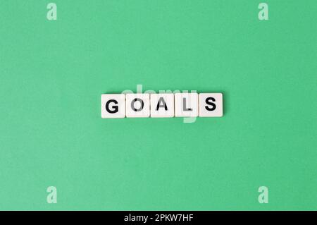 Quadratische Buchstaben mit TEXTZIELEN auf grünem Hintergrund. Stockfoto