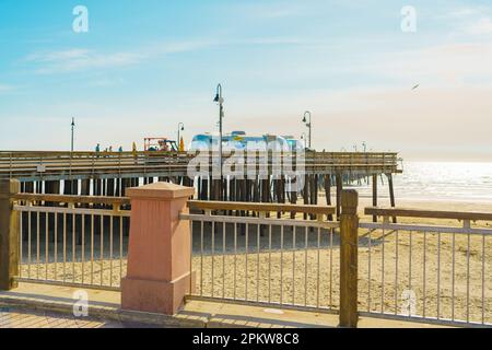 Pismo Beach, Kalifornien, USA - 6. April 2023. Pismo Beach Pier und Holzsteg entlang der Küste Stockfoto