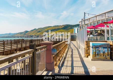 Pismo Beach, Kalifornien, USA - 6. April 2023. Pismo Beach Pier plaza, Geschäfte und Restaurants, und eine Holzpromenade entlang der Küste Stockfoto