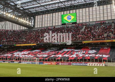 Curitiba, Brasilien. 09. April 2023. PR - CURITIBA - 09/04/2023 - PARANAENSE 2023, ATHLETICO-PR X FC CASCAVEL - Athletico-PR Fans während eines Spiels gegen den FC Cascavel im Stadion Arena da Baixada für die Paranaense-Meisterschaft 2023. Foto: Robson Mafra/AGIF/Sipa USA Guthaben: SIPA USA/Alamy Live News Stockfoto