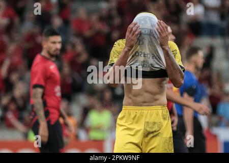 Curitiba, Brasilien. 09. April 2023. PR - CURITIBA - 04/09/2023 - PARANAENSE 2023, ATHLETICO-PR X FC CASCAVEL - FC Cascavel Spieler bedauert das Ergebnis des Spiels gegen Athletico-PR in der Arena da Baixada für die Paranaense Meisterschaft 2023. Foto: Robson Mafra/AGIF/Sipa USA Guthaben: SIPA USA/Alamy Live News Stockfoto