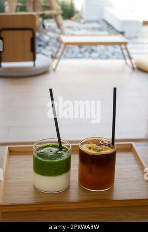 Eismatcha greentea und schwarzer Orangenkaffee auf Holztisch, Stockfoto Stockfoto
