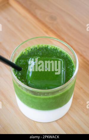 Eismatcha Greentea auf Holztisch, Stockfoto Stockfoto