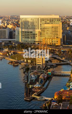 Blick aus der Vogelperspektive auf die Hafenstadt Yokohama, Japan, an einem frühen Frühlingsmorgen Stockfoto