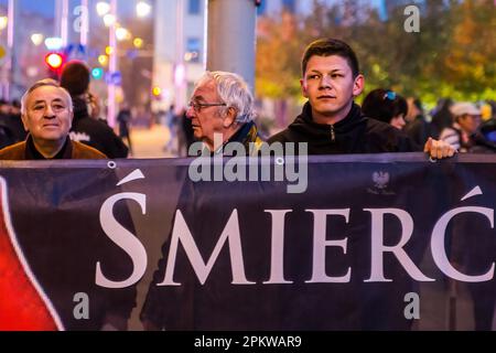 Breslau, Dolnoslaskie, Polen. 11. November 2014. Rechtsextreme Demonstranten halten während des Protests ein Banner mit der Aufschrift „Tod den Feinden der Heimat“. Am 11. November findet der Polnische Unabhängigkeitstag statt, der große Unabhängigkeitsmarsch. Die Demonstranten fordern eine Rückkehr zu den traditionellen polnischen Werten und Identität und berufen sich dabei oft auf Katholizismus und Nationalismus als wichtige Teile ihrer Weltsicht. Viele von ihnen schließen sich rechtsextremen politischen Ideologien an und sind mit Organisationen wie der Nationalen Wiedergeburt Polens und der Allpolnischen Jugend und Fußball-Hooligans verbunden. Jedoch Stockfoto