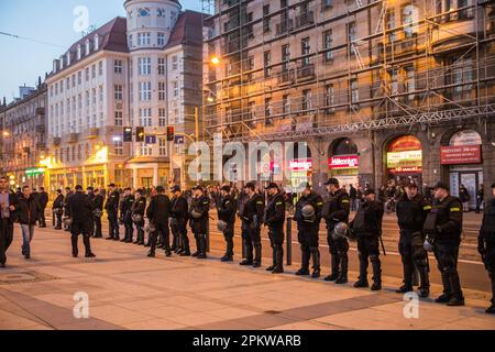 Breslau, Dolnoslaskie, Polen. 11. November 2014. Die Polizei hat vor dem Protest eine Absperrung gebildet. Am 11. November findet der Polnische Unabhängigkeitstag statt, der große Unabhängigkeitsmarsch. Die Demonstranten fordern eine Rückkehr zu den traditionellen polnischen Werten und Identität und berufen sich dabei oft auf Katholizismus und Nationalismus als wichtige Teile ihrer Weltsicht. Viele von ihnen schließen sich rechtsextremen politischen Ideologien an und sind mit Organisationen wie der Nationalen Wiedergeburt Polens und der Allpolnischen Jugend und Fußball-Hooligans verbunden. Es sei jedoch darauf hingewiesen, dass nicht alle Teilnehmer am märz teilnehmen können Stockfoto