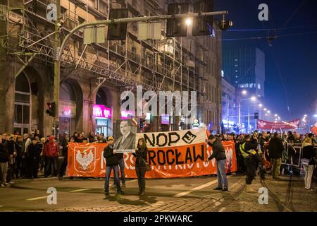 Breslau, Dolnoslaskie, Polen. 11. November 2014. Rechtsextreme Demonstranten aus der nationalen Wiedergeburt Polens halten während des protestmarsches Banner und Schilder in der Hand. Am 11. November findet der Polnische Unabhängigkeitstag statt, der große Unabhängigkeitsmarsch. Die Demonstranten fordern eine Rückkehr zu den traditionellen polnischen Werten und Identität und berufen sich dabei oft auf Katholizismus und Nationalismus als wichtige Teile ihrer Weltsicht. Viele von ihnen schließen sich rechtsextremen politischen Ideologien an und sind mit Organisationen wie der Nationalen Wiedergeburt Polens und der Allpolnischen Jugend und Footba verbunden Stockfoto