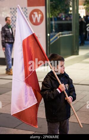 Breslau, Dolnoslaskie, Polen. 11. November 2014. Der Junge hat während des Protests eine polnische Flagge. Am 11. November findet der Polnische Unabhängigkeitstag statt, der große Unabhängigkeitsmarsch. Die Demonstranten fordern eine Rückkehr zu den traditionellen polnischen Werten und Identität und berufen sich dabei oft auf Katholizismus und Nationalismus als wichtige Teile ihrer Weltsicht. Viele von ihnen schließen sich rechtsextremen politischen Ideologien an und sind mit Organisationen wie der Nationalen Wiedergeburt Polens und der Allpolnischen Jugend und Fußball-Hooligans verbunden. Es sei jedoch darauf hingewiesen, dass nicht alle Teilnehmer am märz Urlaub machen können Stockfoto