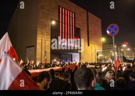 Breslau, Dolnoslaskie, Polen. 11. November 2014. Eine Menge Demonstranten, die während des Protests unter dem Capitol Theater gesehen wurden. Am 11. November findet der Polnische Unabhängigkeitstag statt, der große Unabhängigkeitsmarsch. Die Demonstranten fordern eine Rückkehr zu den traditionellen polnischen Werten und Identität und berufen sich dabei oft auf Katholizismus und Nationalismus als wichtige Teile ihrer Weltsicht. Viele von ihnen schließen sich rechtsextremen politischen Ideologien an und sind mit Organisationen wie der Nationalen Wiedergeburt Polens und der Allpolnischen Jugend und Fußball-Hooligans verbunden. Es ist jedoch zu beachten, dass nicht alle Teilnehmer Stockfoto