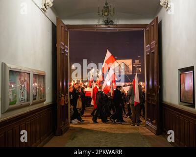 Breslau, Dolnoslaskie, Polen. 11. November 2014. Demonstranten marschieren mit polnischen Flaggen, die während des Protests von innen gesehen werden. Am 11. November findet der Polnische Unabhängigkeitstag statt, der große Unabhängigkeitsmarsch. Die Demonstranten fordern eine Rückkehr zu den traditionellen polnischen Werten und Identität und berufen sich dabei oft auf Katholizismus und Nationalismus als wichtige Teile ihrer Weltsicht. Viele von ihnen schließen sich rechtsextremen politischen Ideologien an und sind mit Organisationen wie der Nationalen Wiedergeburt Polens und der Allpolnischen Jugend und Fußball-Hooligans verbunden. Dies sollte jedoch beachtet werden Stockfoto