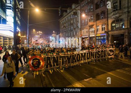 Breslau, Dolnoslaskie, Polen. 11. November 2014. Demonstranten, tragen Sie während des Protests ein Banner mit der Aufschrift "Antikommunisten". Am 11. November findet der Polnische Unabhängigkeitstag statt, der große Unabhängigkeitsmarsch. Die Demonstranten fordern eine Rückkehr zu den traditionellen polnischen Werten und Identität und berufen sich dabei oft auf Katholizismus und Nationalismus als wichtige Teile ihrer Weltsicht. Viele von ihnen schließen sich rechtsextremen politischen Ideologien an und sind mit Organisationen wie der Nationalen Wiedergeburt Polens und der Allpolnischen Jugend und Fußball-Hooligans verbunden. Es sollte jedoch darauf hingewiesen werden, dass kein Stockfoto