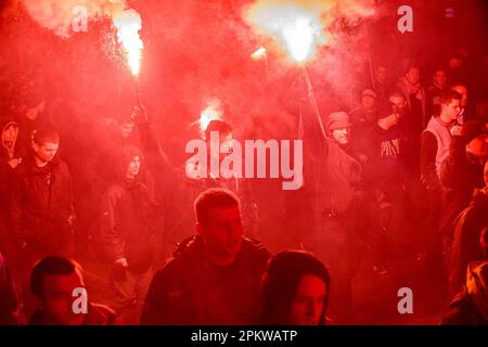 Breslau, Dolnoslaskie, Polen. 11. November 2014. Fußball-Ultras-Demonstranten tragen Leuchtfackeln und das Banner "Antikommunisten", singen nationalistische Slogans während des Protests. Am 11. November findet der Polnische Unabhängigkeitstag statt, der große Unabhängigkeitsmarsch. Die Demonstranten fordern eine Rückkehr zu den traditionellen polnischen Werten und Identität und berufen sich dabei oft auf Katholizismus und Nationalismus als wichtige Teile ihrer Weltsicht. Viele von ihnen schließen sich rechtsextremen politischen Ideologien an und sind mit Organisationen wie der Nationalen Wiedergeburt Polens und der Allpolnischen Jugend und Fußball-Hooligans verbunden. Hallo Stockfoto