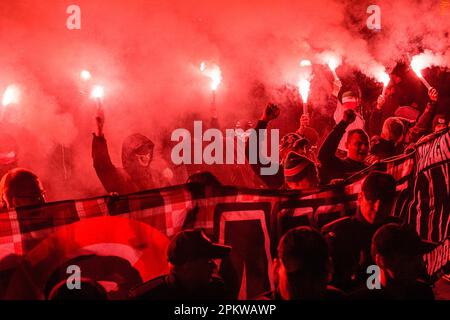 Breslau, Dolnoslaskie, Polen. 11. November 2014. Fußball-Ultras-Demonstranten tragen Leuchtfackeln und das Banner "Antikommunisten", singen nationalistische Slogans während des Protests. Am 11. November findet der Polnische Unabhängigkeitstag statt, der große Unabhängigkeitsmarsch. Die Demonstranten fordern eine Rückkehr zu den traditionellen polnischen Werten und Identität und berufen sich dabei oft auf Katholizismus und Nationalismus als wichtige Teile ihrer Weltsicht. Viele von ihnen schließen sich rechtsextremen politischen Ideologien an und sind mit Organisationen wie der Nationalen Wiedergeburt Polens und der Allpolnischen Jugend und Fußball-Hooligans verbunden. Hallo Stockfoto